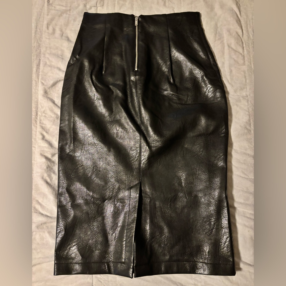 Zara Black Leather Skirt with Chic Details - Picture 2 of 3